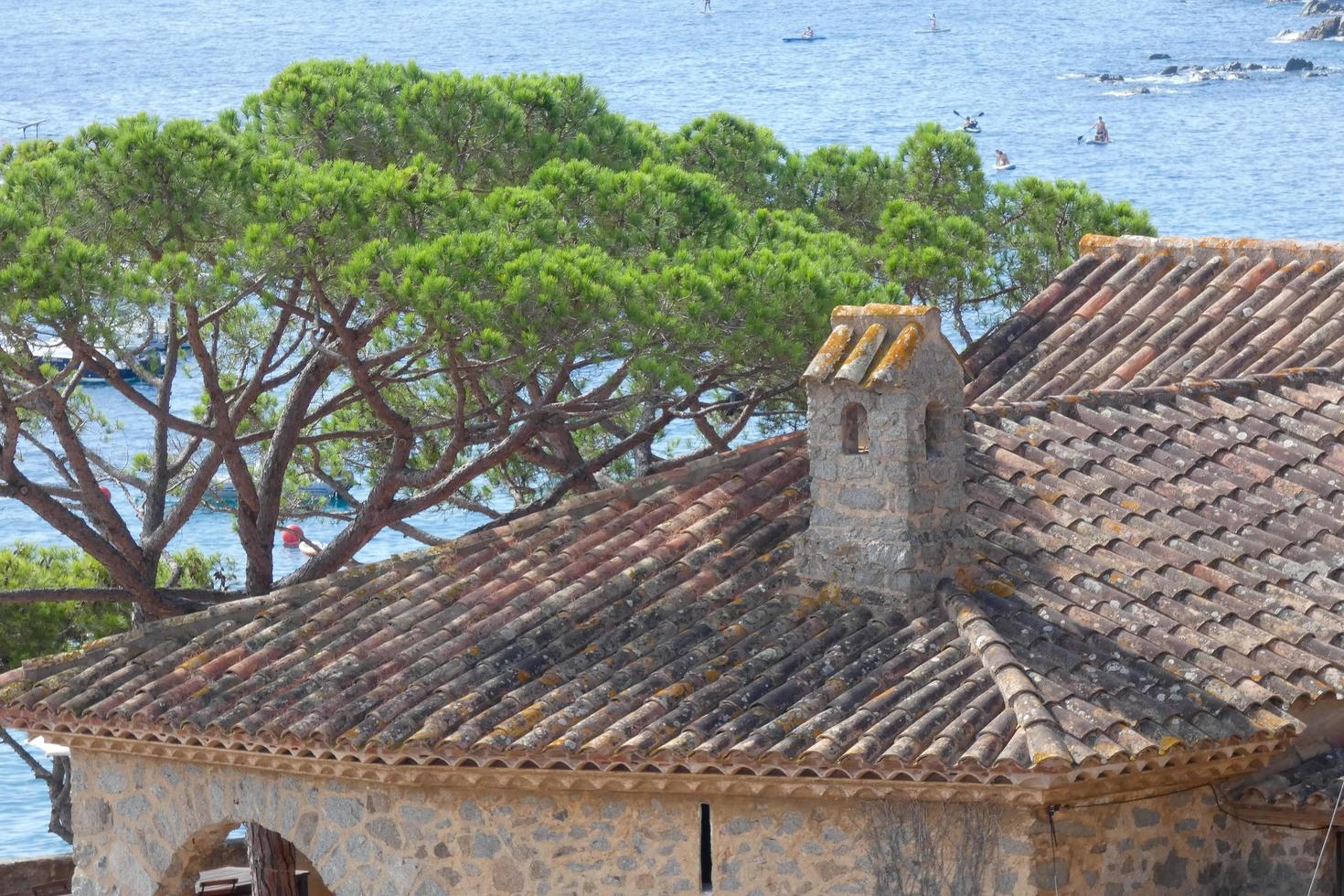 pietra camino nel tradizionale catalano Casa su il mediterraneo costa foto