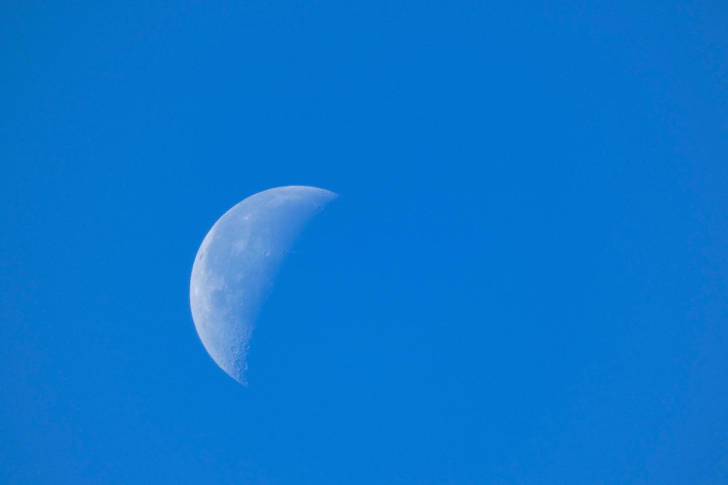 Luna durante il giorno con blu cielo foto