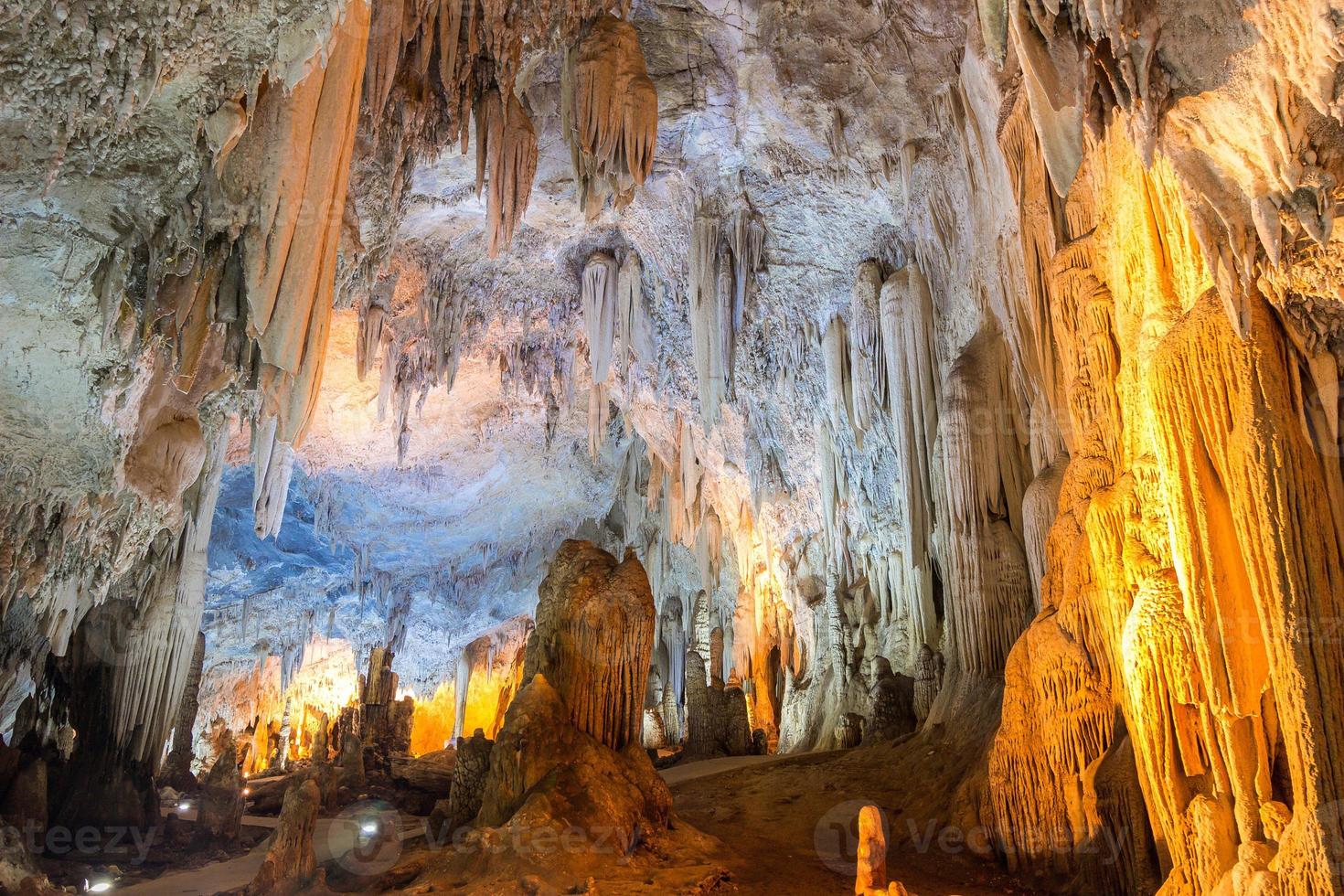 stalagmite e grotta foto