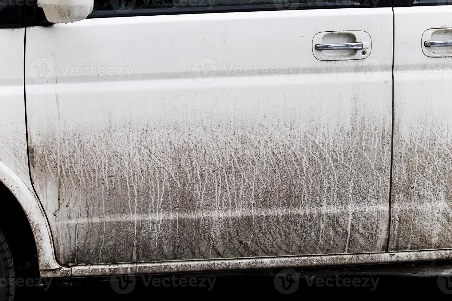 sporco auto porta. sporco macchie su superficie di veicolo. spruzzi di fango. fuori strada guida. foto