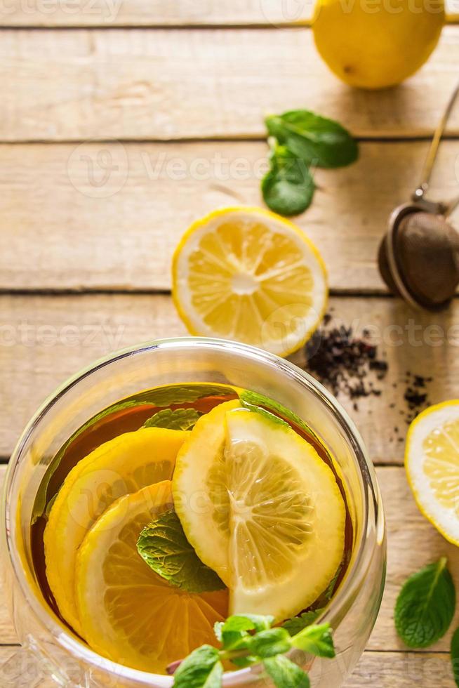 tè con Limone e menta nel trasparente tazza. alternativa medicinale. caldo bevanda per rilassamento. foto