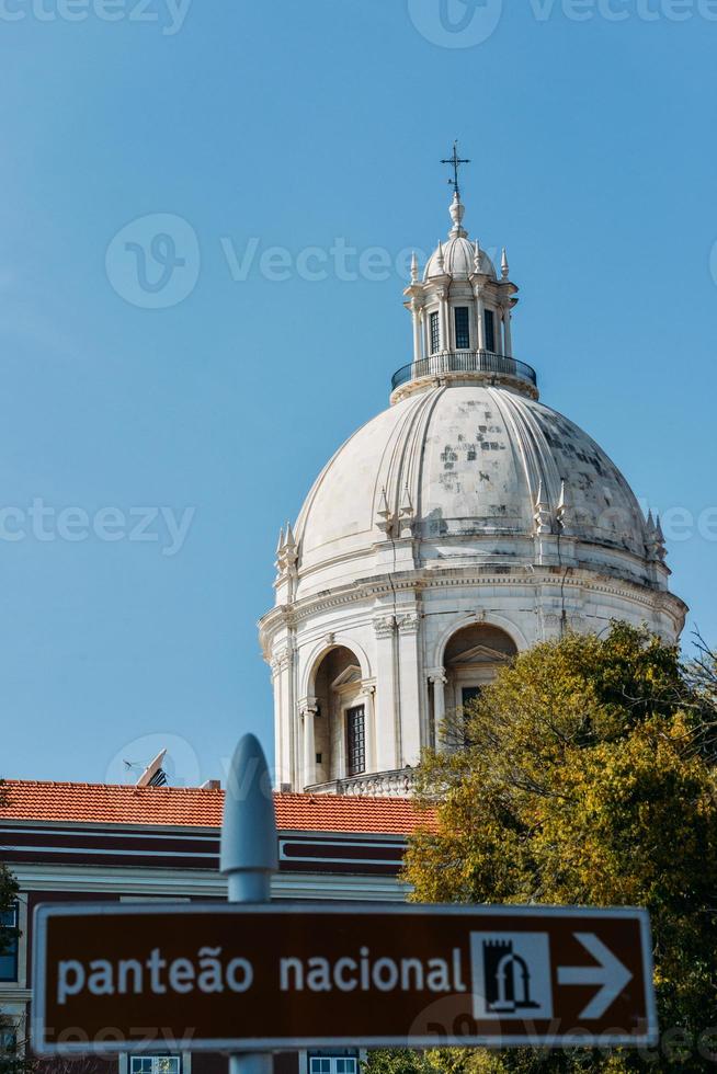 al di fuori facciata di il nazionale pantheon, un' 17° secolo monumento di Lisbona, Portogallo contro un' blu cielo con cartello puntamento in direzione suo Ingresso foto