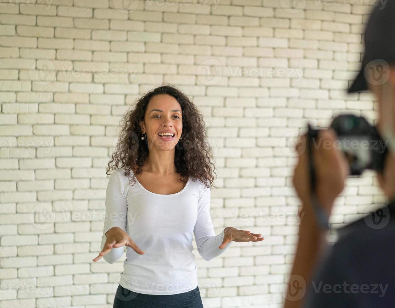 influencer donna latina che parla con la telecamera foto