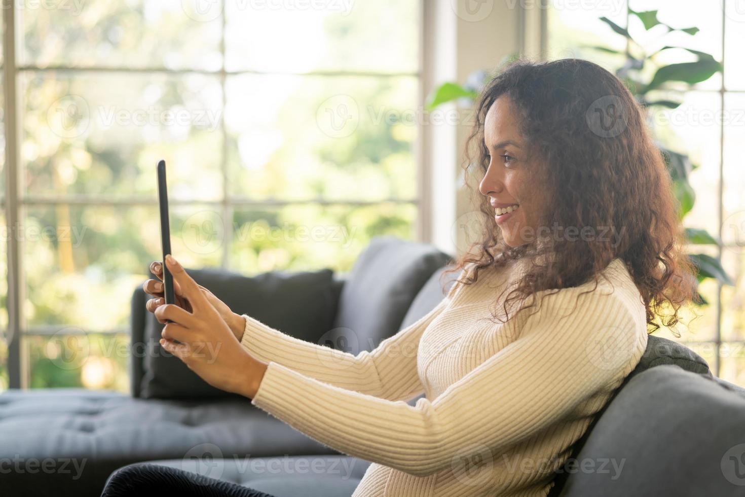 videoconferenza donna latina su tablet con sensazione felice foto