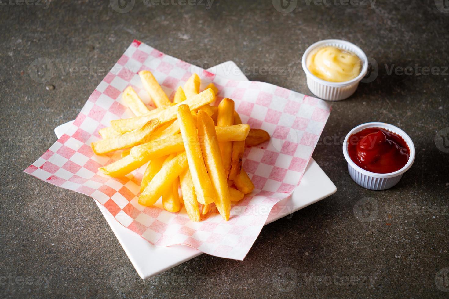 francese patatine fritte con ketchup e Maionese foto