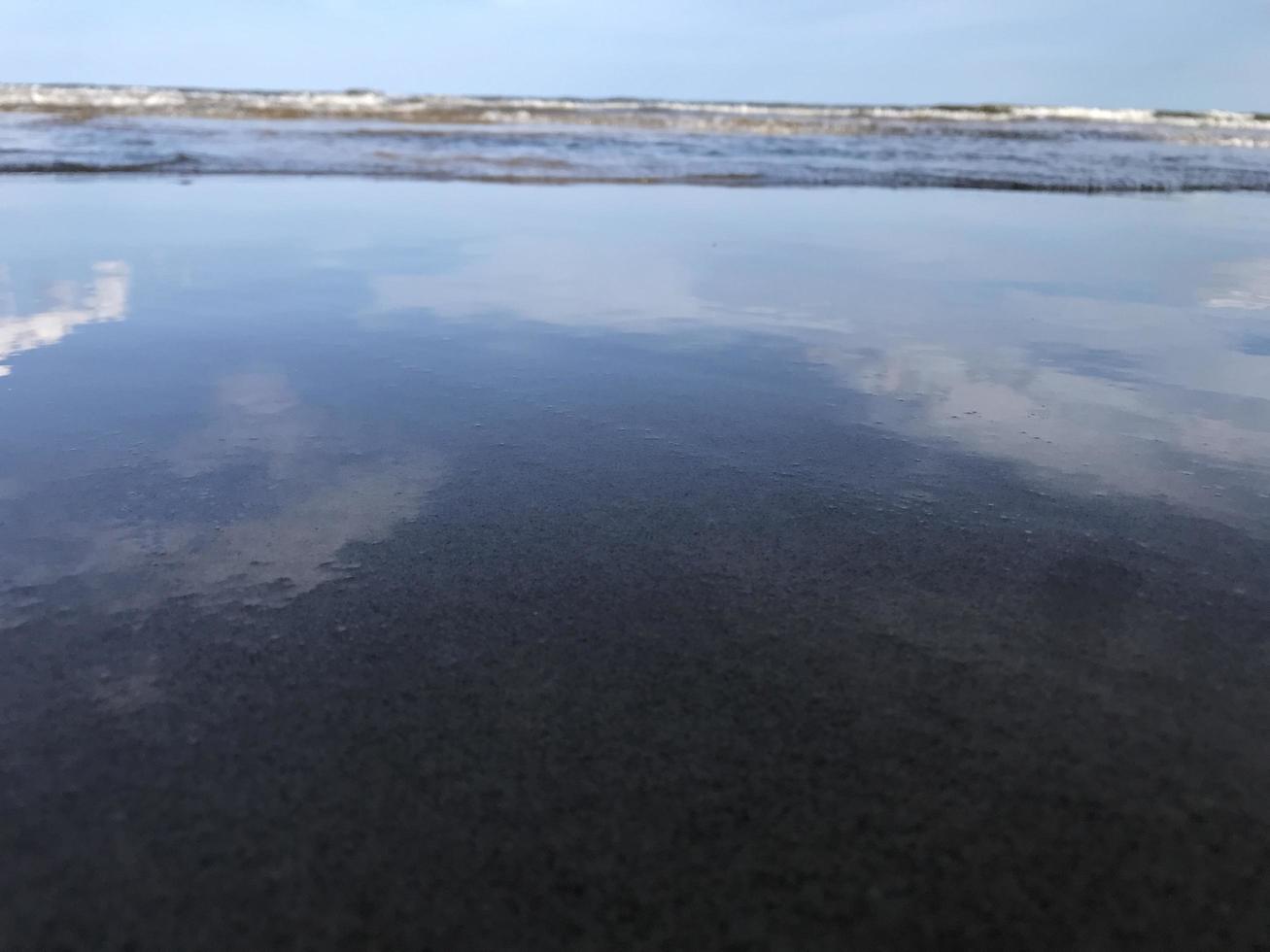 Questo è un' di fronte al mare foto quello è su di messa a fuoco o anche sfocato quale è adatto come un' sfondo