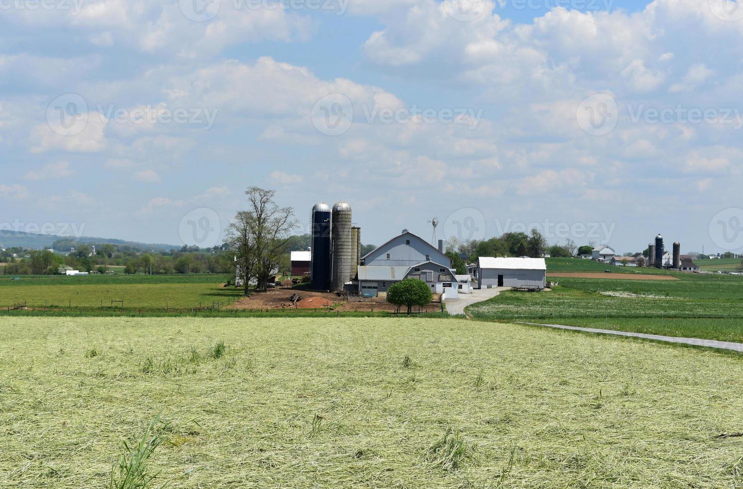 bellissimo mozzafiato terreni agricoli con un' fienile circondato di i campi foto