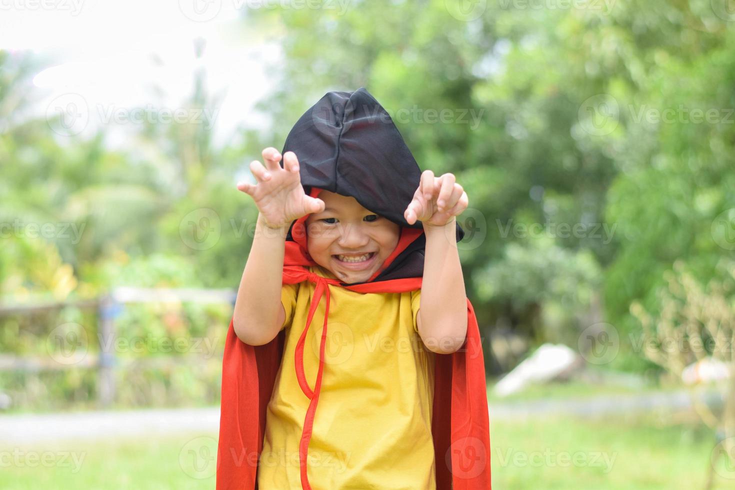 contento ragazzo nel Halloween costumi. Halloween vacanza concetto foto