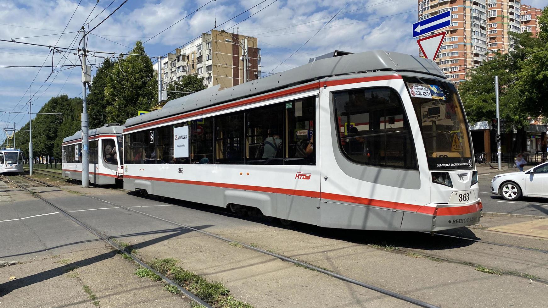 Krasnodar, Russia - agosto 2, 2022 urbano paesaggio con un' moderno tram su il città strada foto
