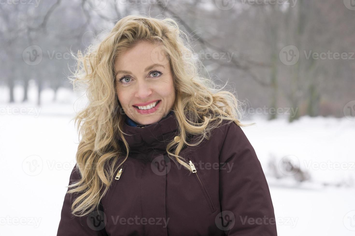 donna godendo neve nel inverno foto