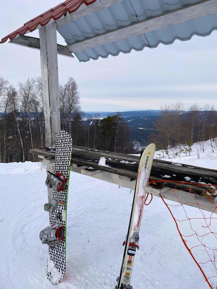 montare zavyalikha, Russia, febbraio 13, 2021. il foto Spettacoli un' Visualizza a partire dal il montagna, nel il primo piano un' snowboard, sciare.