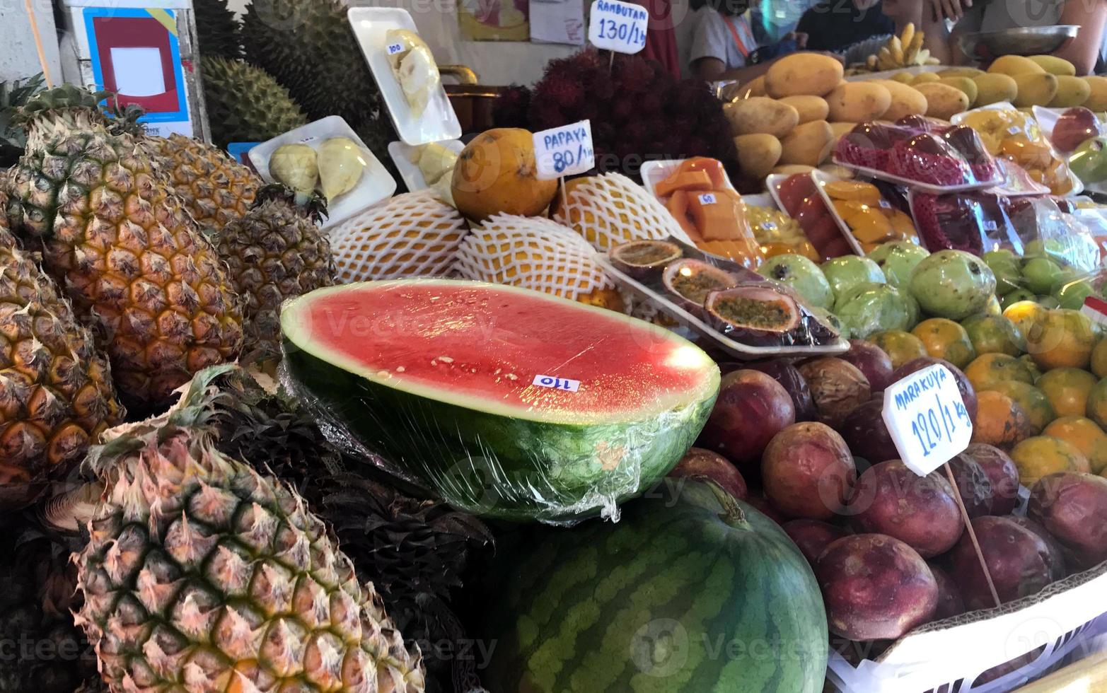 Tailandia, Phuket, cibo mercato. Visualizza di il contatore con esotico frutta. foto