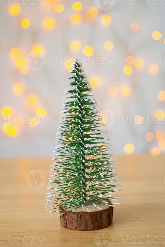 Natale albero su legna tavolo con bokeh leggero sfondo foto