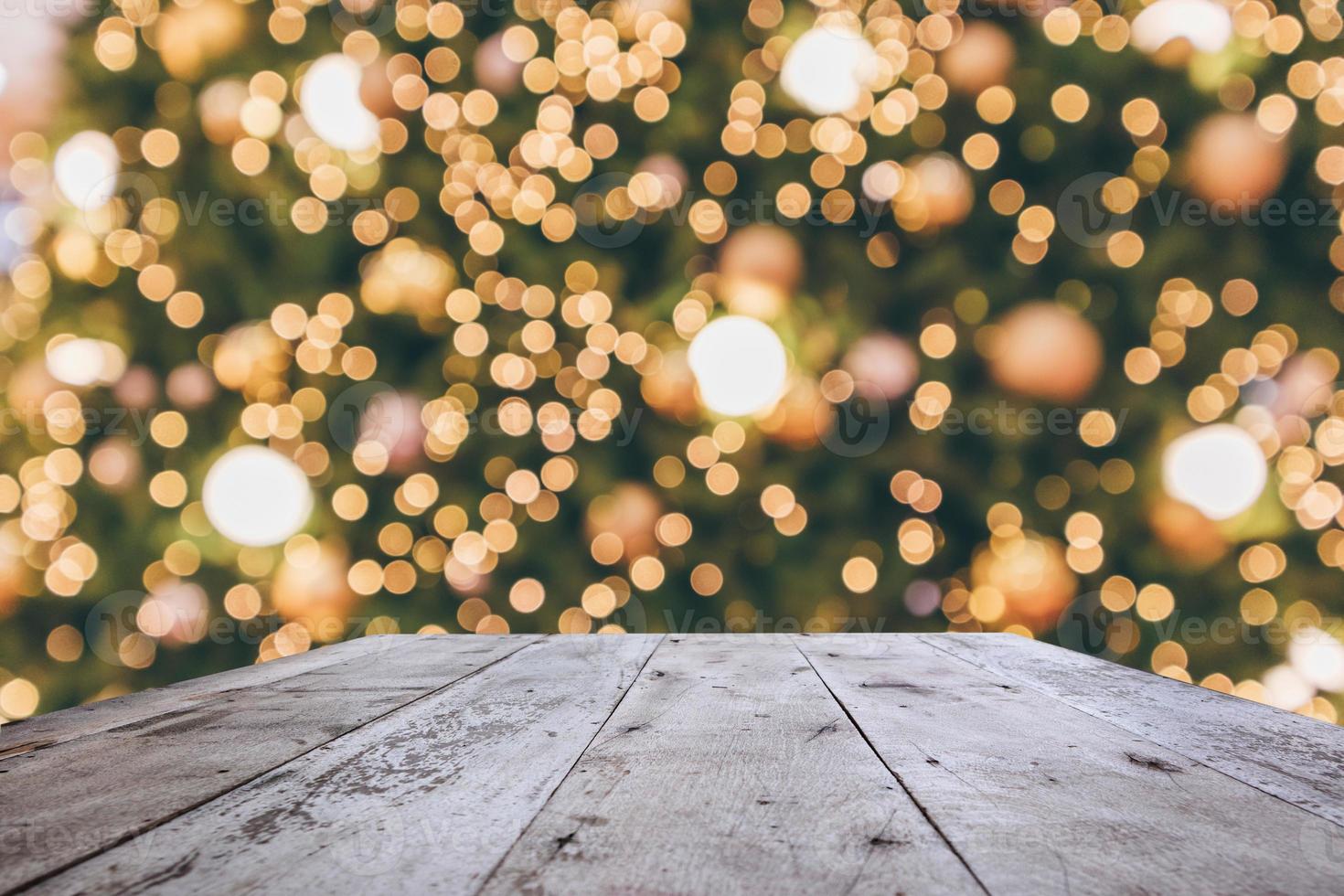 legna tavolo superiore con astratto Natale vacanza festivo bokeh leggero su albero sfocato sfondo per montaggio Prodotto Schermo foto