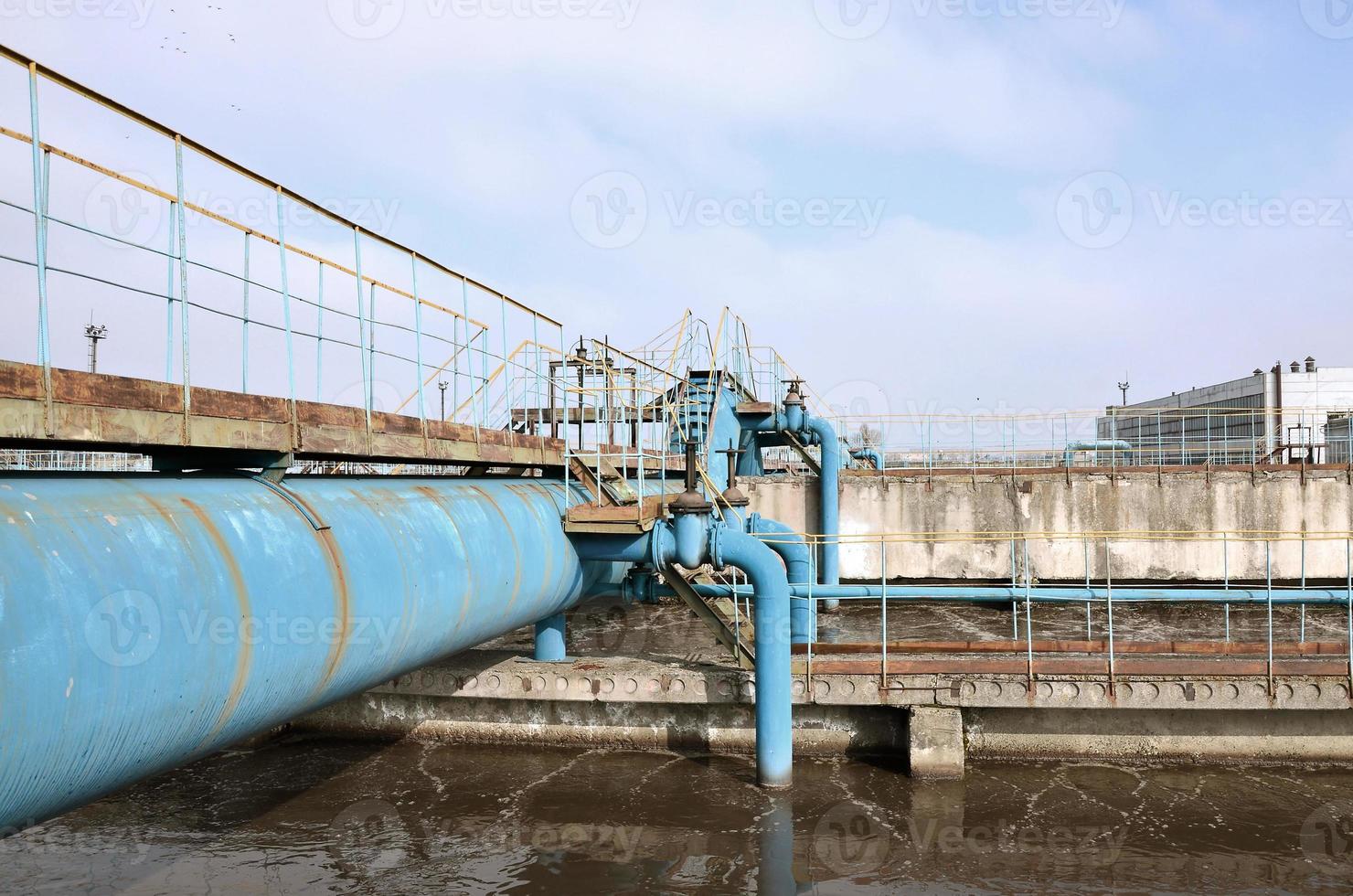 industriale spazio con molte di tubi e comunicazioni foto