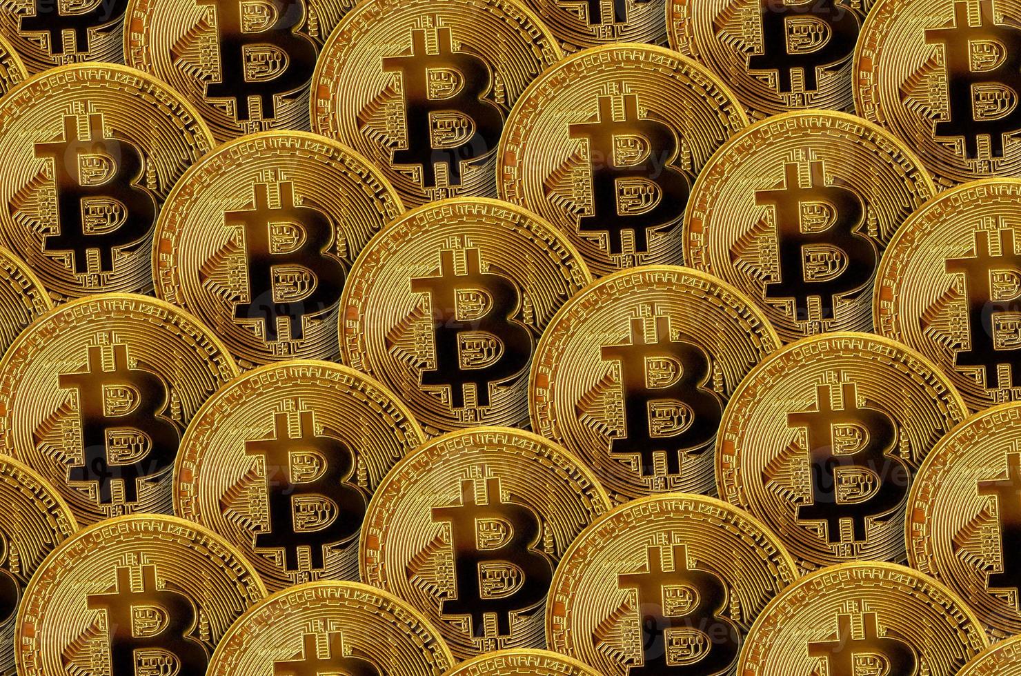 modello di molti bitcoin dorati. concetto di mining di criptovaluta foto