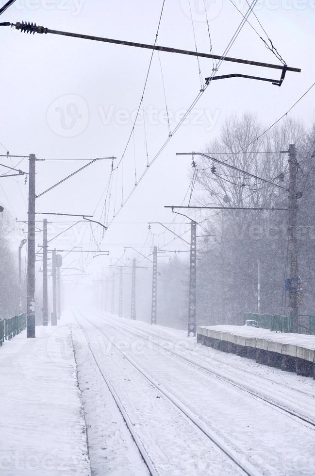 ferrovia stazione nel il inverno tempesta di neve foto