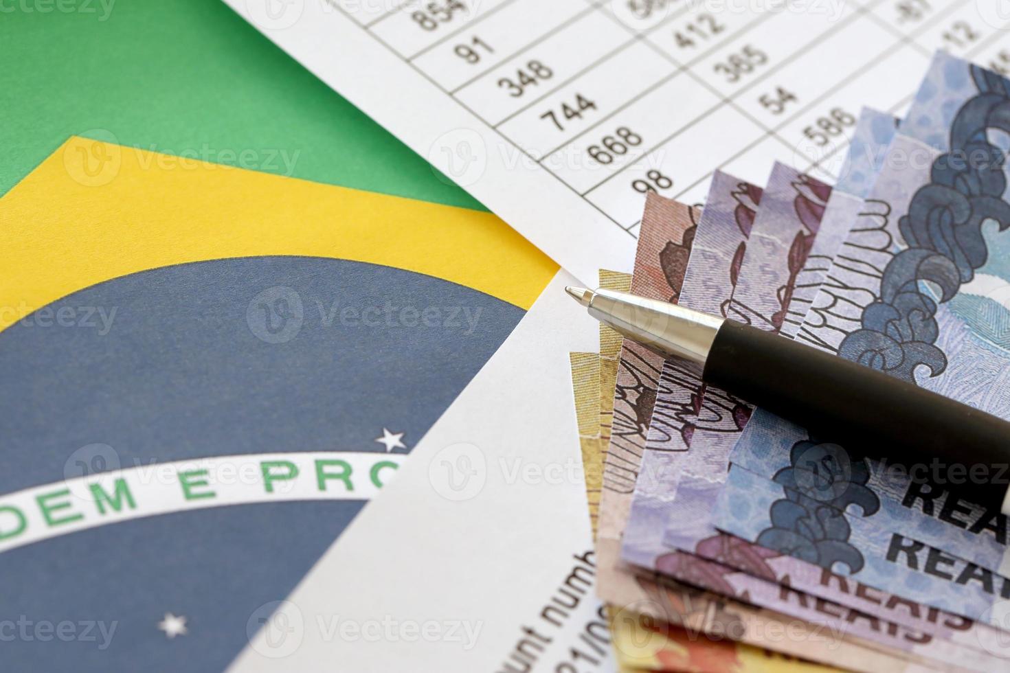 penna con brasiliano i soldi fatture su vuoto di lotteria gioco. concetto di fortuna e gioco d'azzardo nel brasile foto