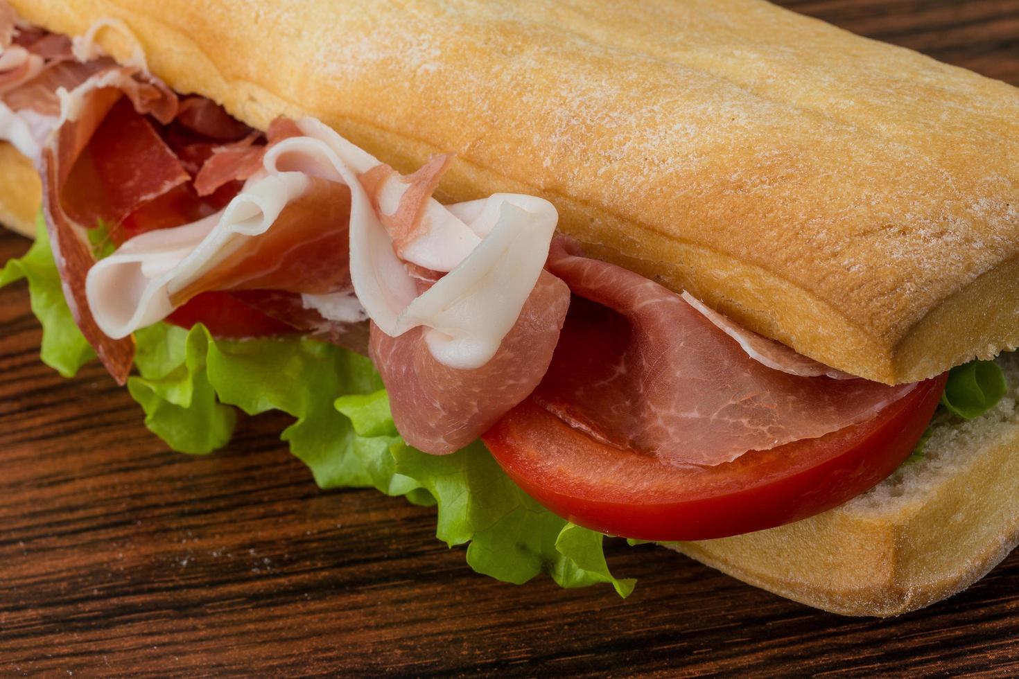 prosciutto Sandwich su legna foto