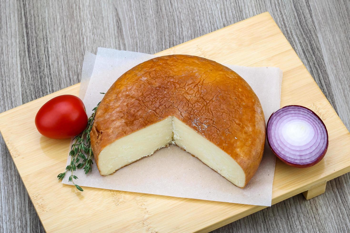 suluguni formaggio su di legno tavola e di legno sfondo foto