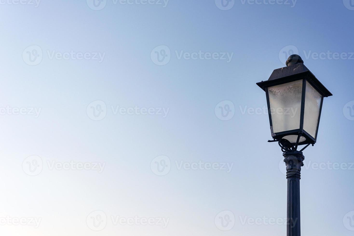 solitario vecchio styled lanterna su un' chiaro cielo sfondo foto