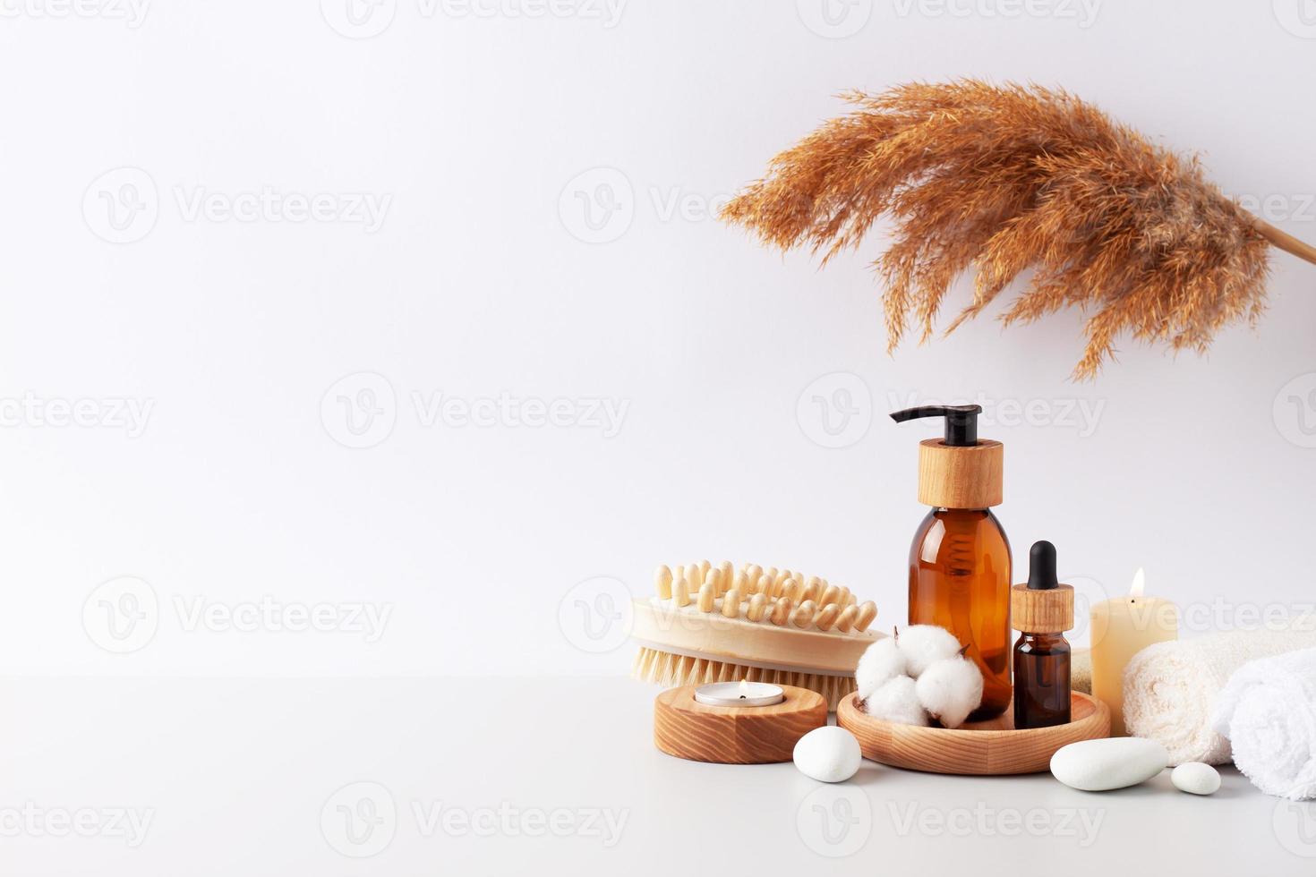 terme trattamento con naturale pelle cura prodotti fiori, asciugamano e lavare su bianca sfondo. vicino su, copia spazio foto