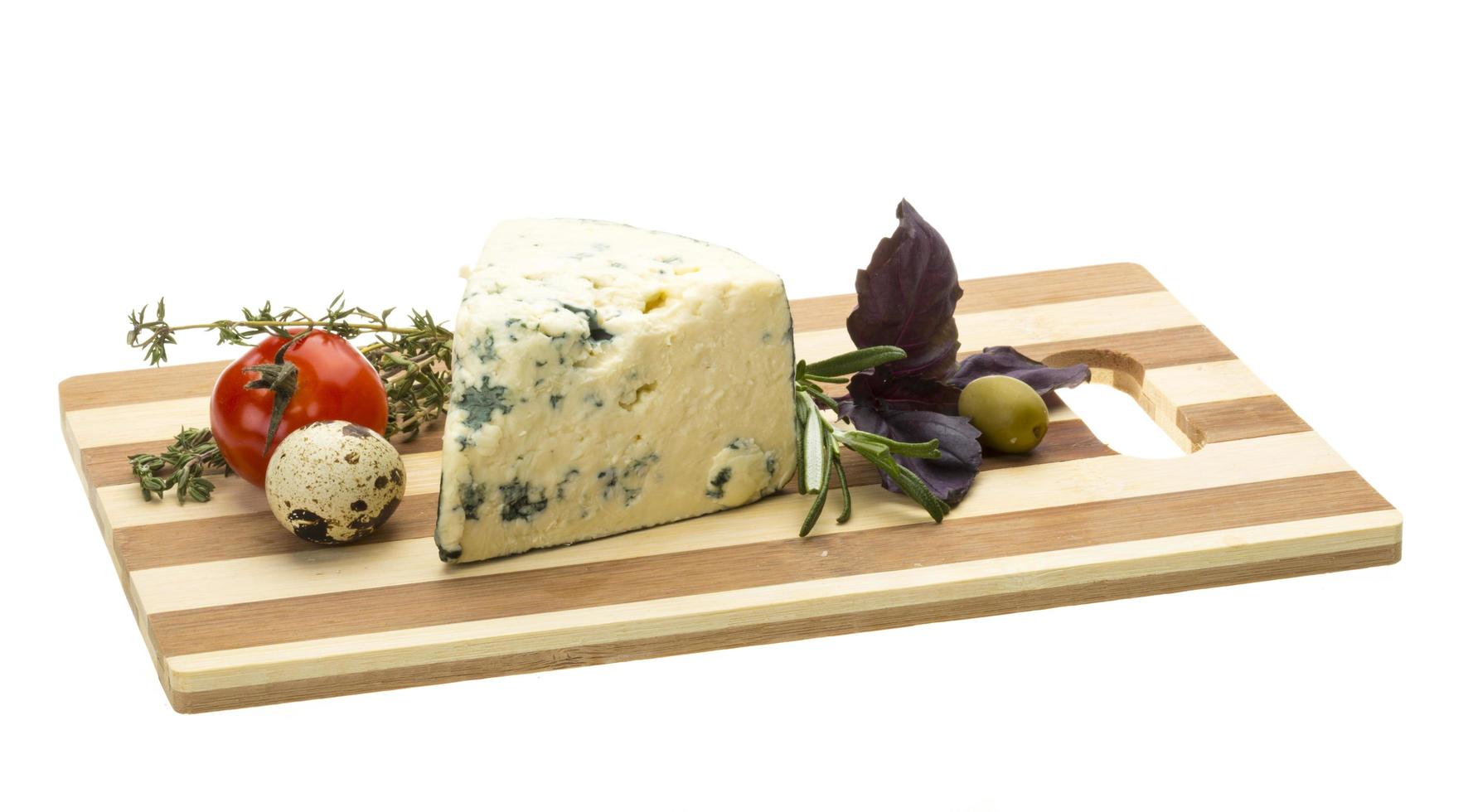 formaggio blu su bianco foto