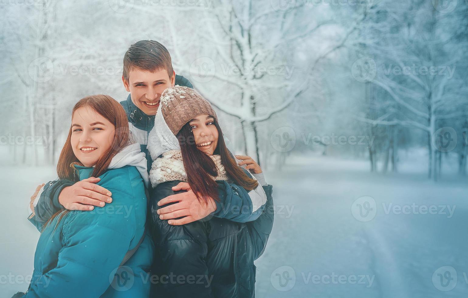 Due bellissimo giovane ragazze e un' giovane tipo insieme foto