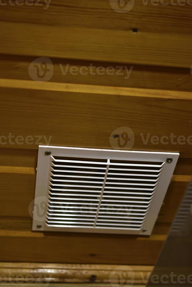 plastica maglia ventilazione nel il di legno soffitto di il Casa. ventilazione nel il Casa. foto