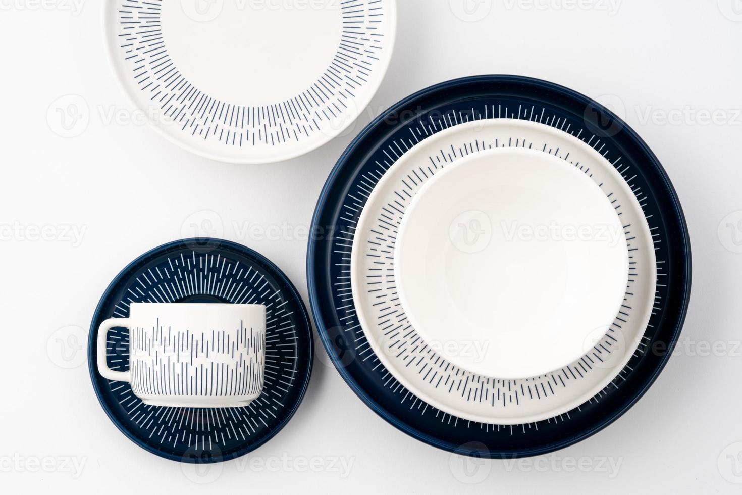 un' impostato di blu e bianca lusso ceramica cucina utensili su un' bianca sfondo foto
