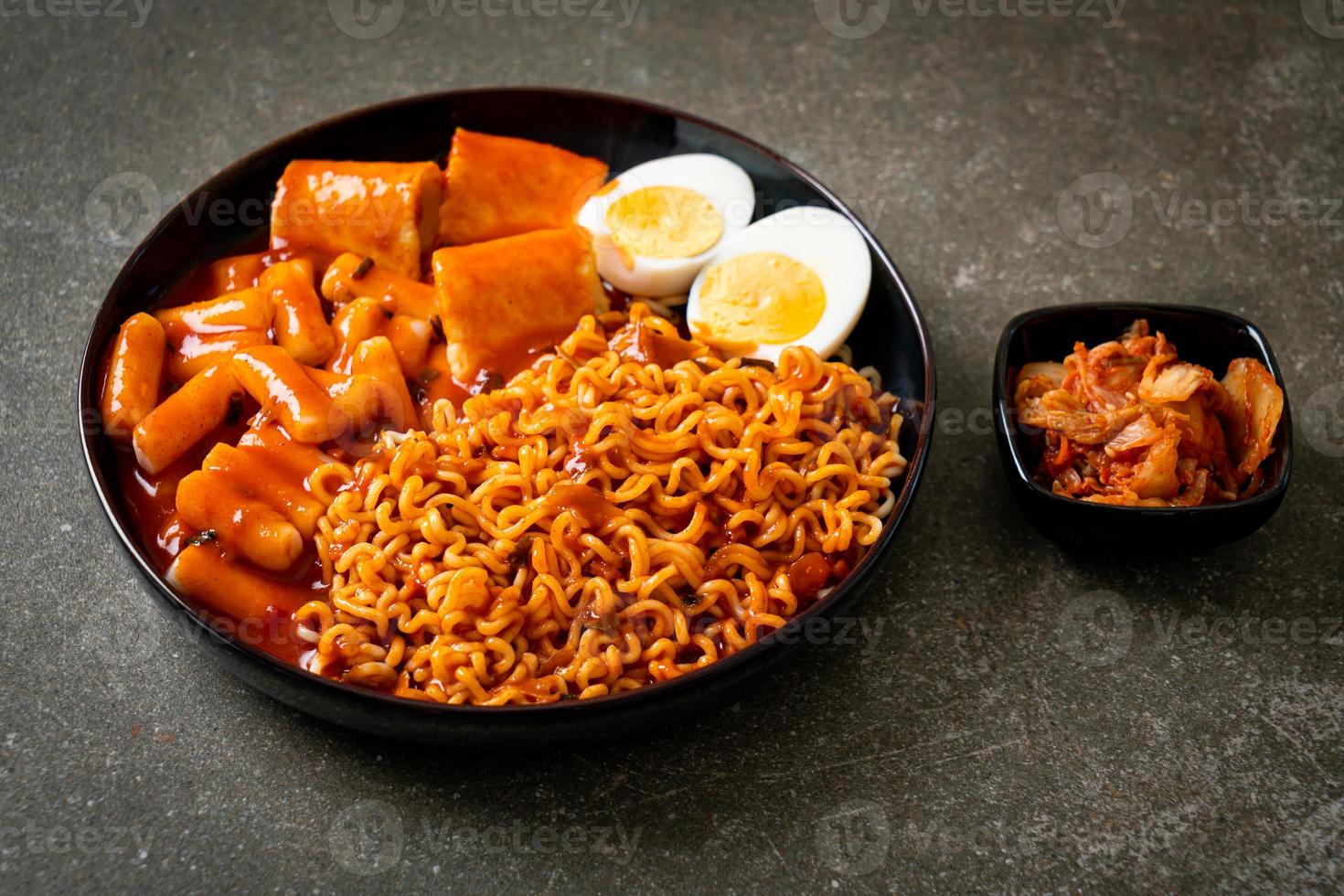 spaghetti istantanei coreani con torta di riso coreana e torta di pesce e uovo sodo foto