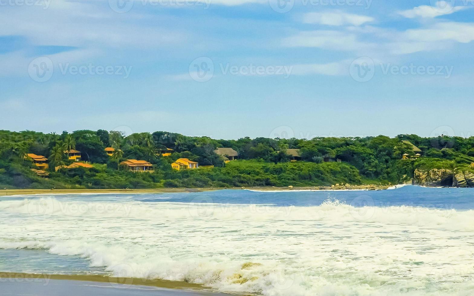 spiaggia con bellissimo enorme grande surfer onde puerto escondido Messico. foto