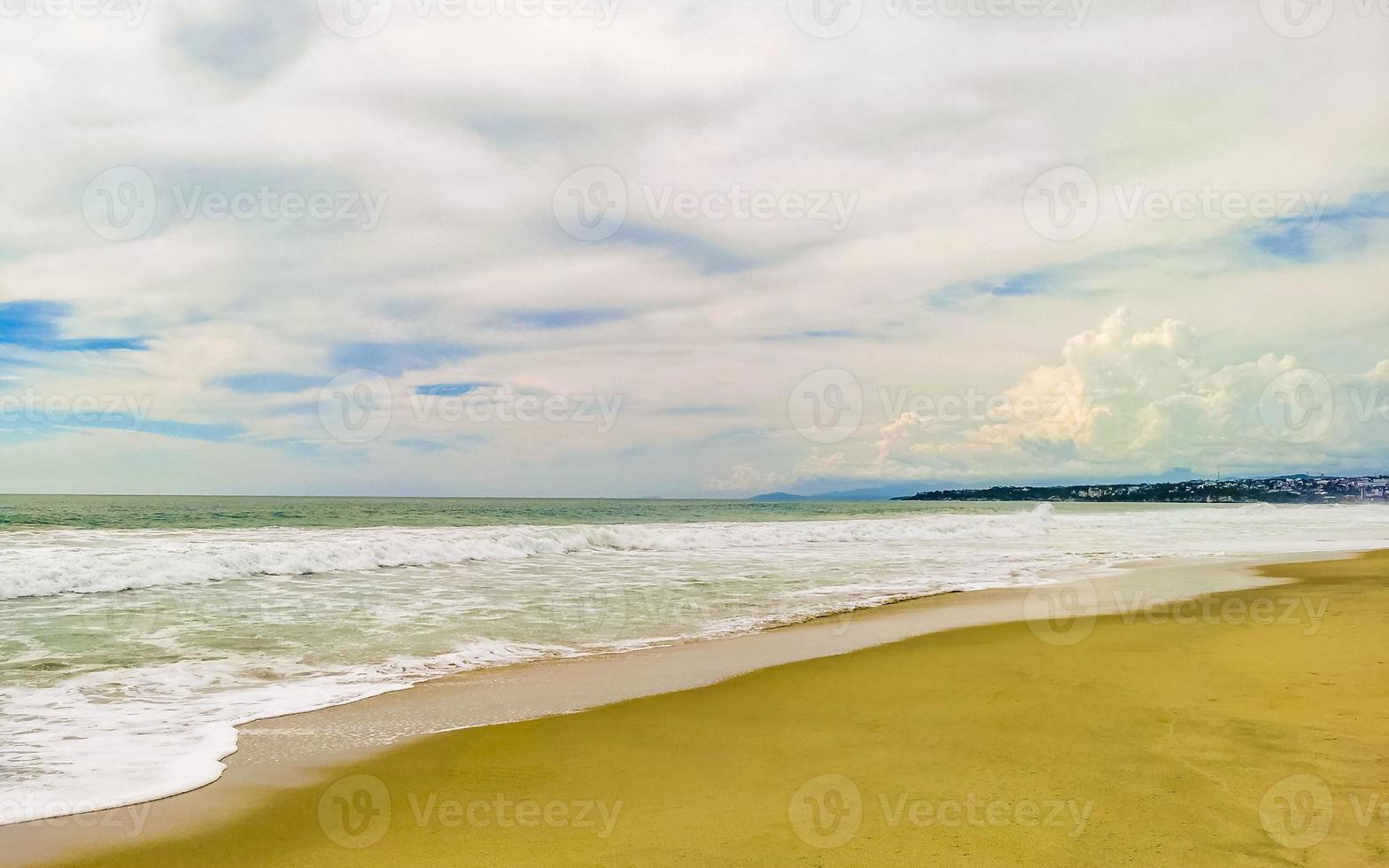 spiaggia con bellissimo enorme grande surfer onde puerto escondido Messico. foto