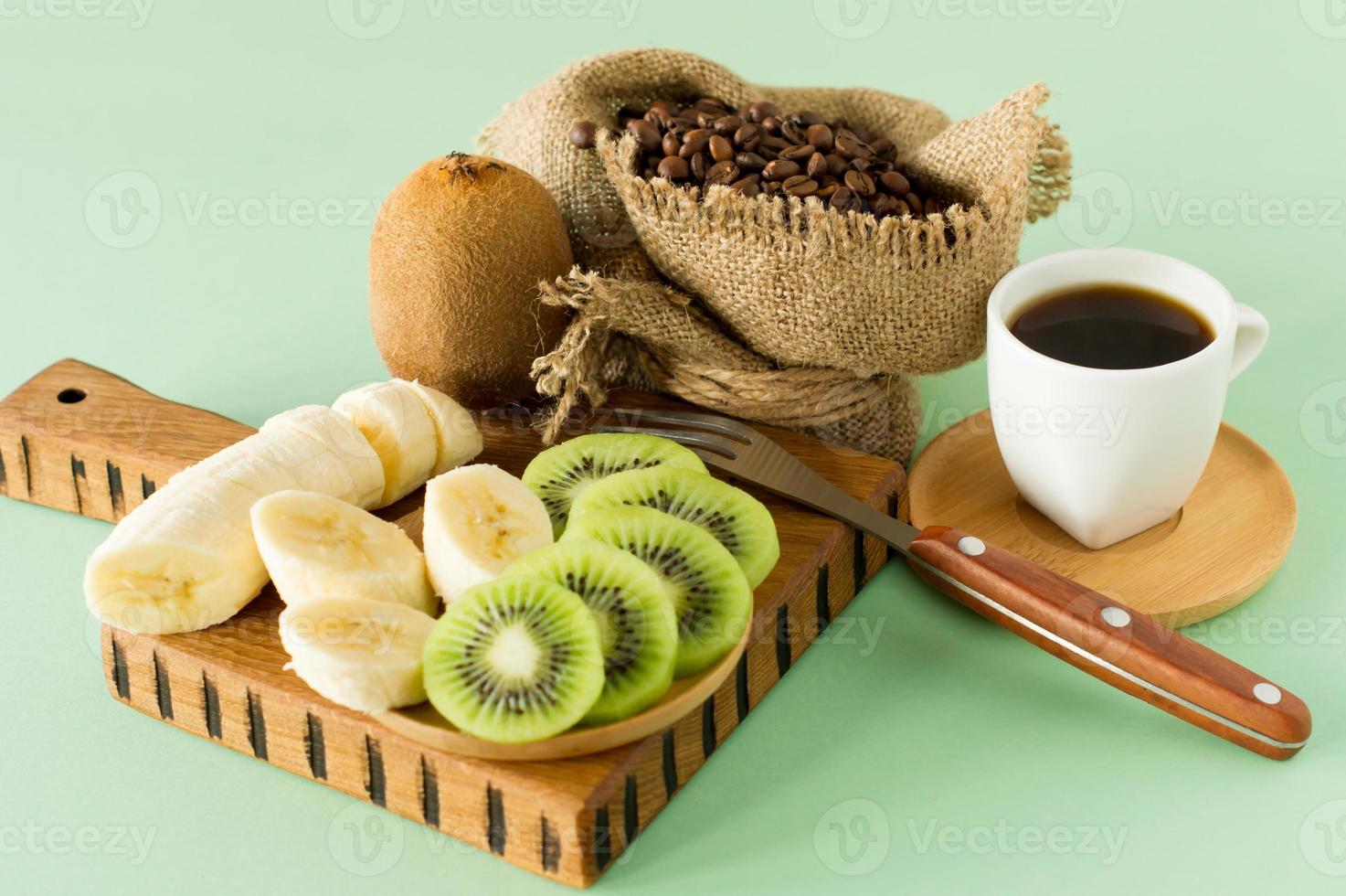 prima colazione con caffè tazza e frutta. fresco fette di Kiwi e Banana. salutare prima colazione concetto foto