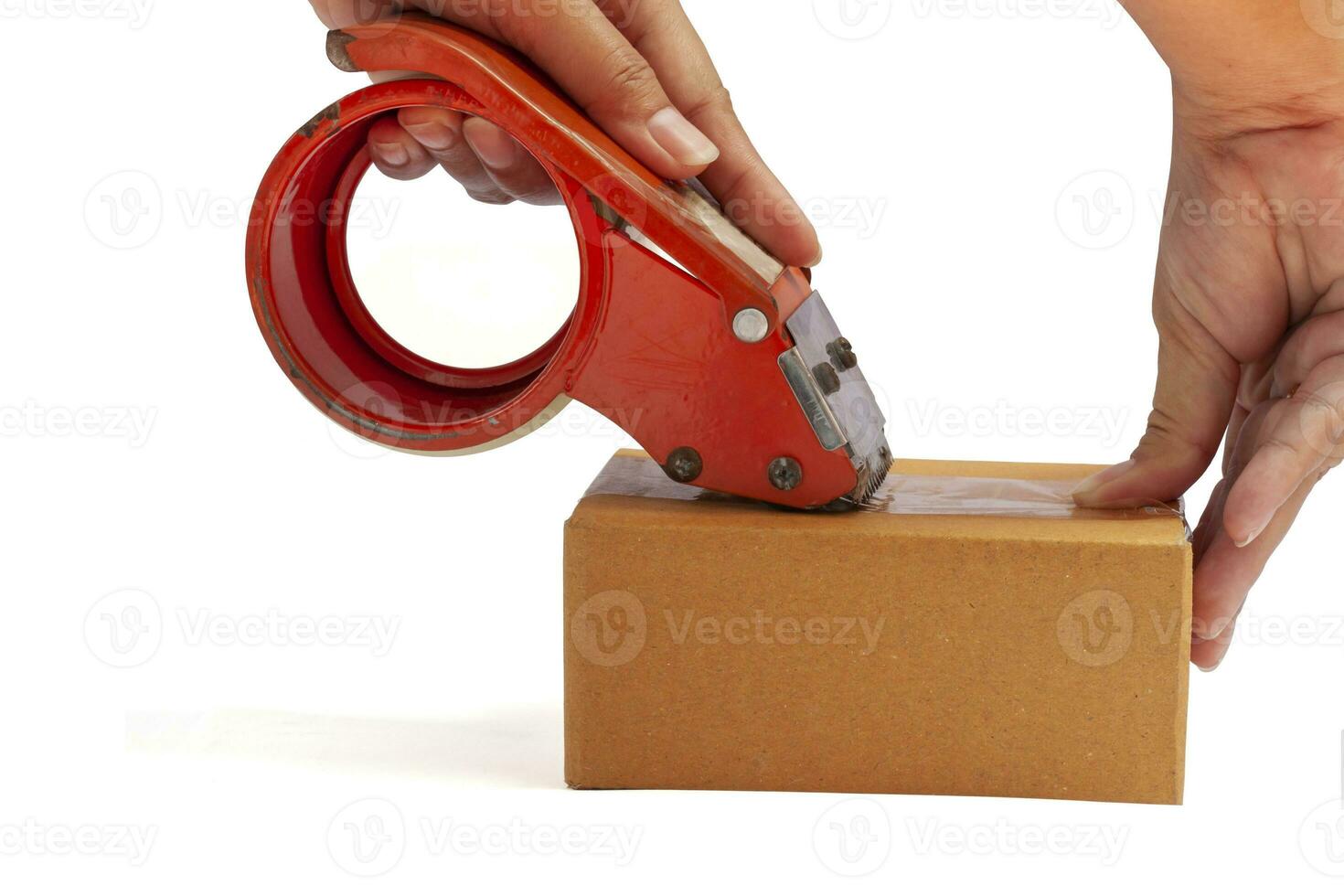 mano di donna Tenere rotolo di chiaro plastica Imballaggio nastro su Marrone scatola isolato su bianca sfondo. foto