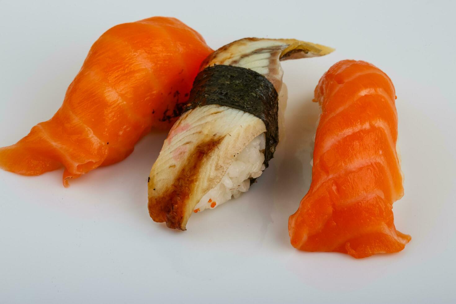 sushi impostato su sfondo bianco foto