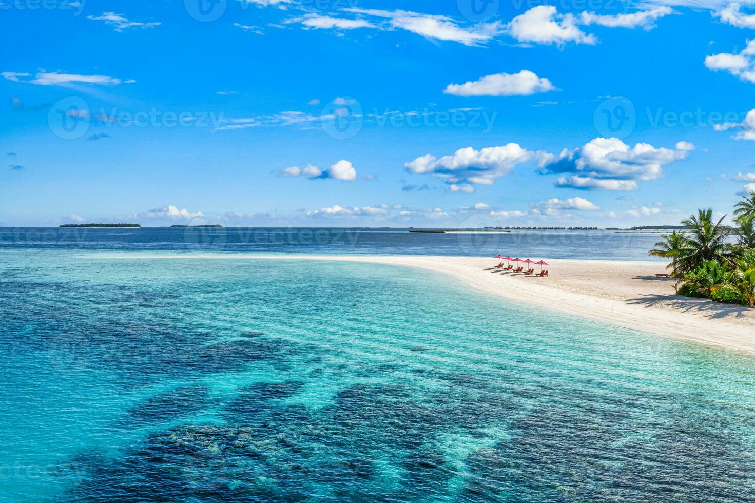 sorprendente tranquillo mare sabbia cielo. ricreativo estate viaggio turismo. aereo paesaggio Visualizza con sedie e ombrelli su Paradiso isola spiaggia, mare. ricorrere vacanza, esotico natura. bellissimo tropici foto
