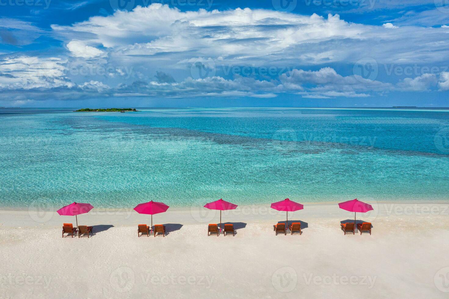 sorprendente tranquillo mare sabbia cielo. ricreativo estate viaggio turismo. aereo paesaggio Visualizza con sedie e ombrelli su Paradiso isola spiaggia, mare. ricorrere vacanza, esotico natura. bellissimo tropici foto