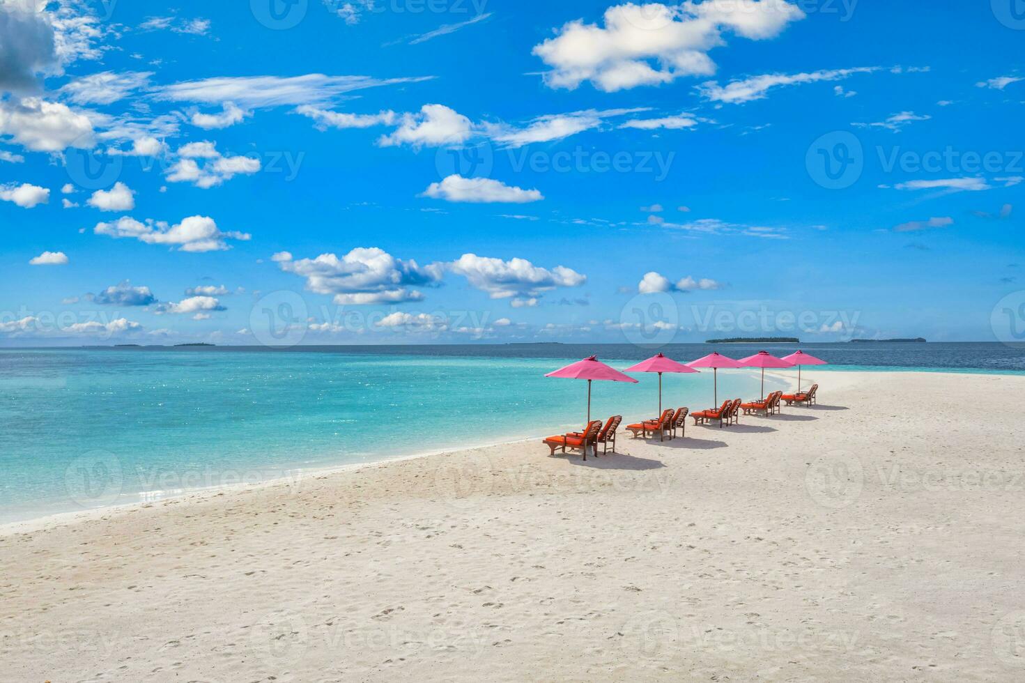 sorprendente tranquillo mare sabbia cielo. ricreativo estate viaggio turismo. aereo paesaggio Visualizza con sedie e ombrelli su Paradiso isola spiaggia, mare. ricorrere vacanza, esotico natura. bellissimo tropici foto