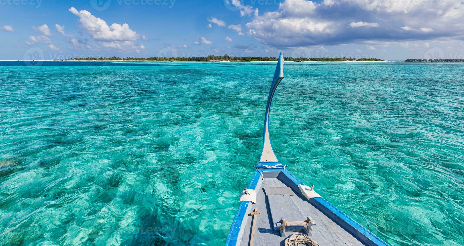 incredibile design della spiaggia delle Maldive. maldive barca tradizionale dhoni anteriore. mare blu perfetto con laguna oceanica. concetto di paradiso tropicale di lusso. bellissimo paesaggio di viaggio per le vacanze. tranquilla laguna oceanica foto