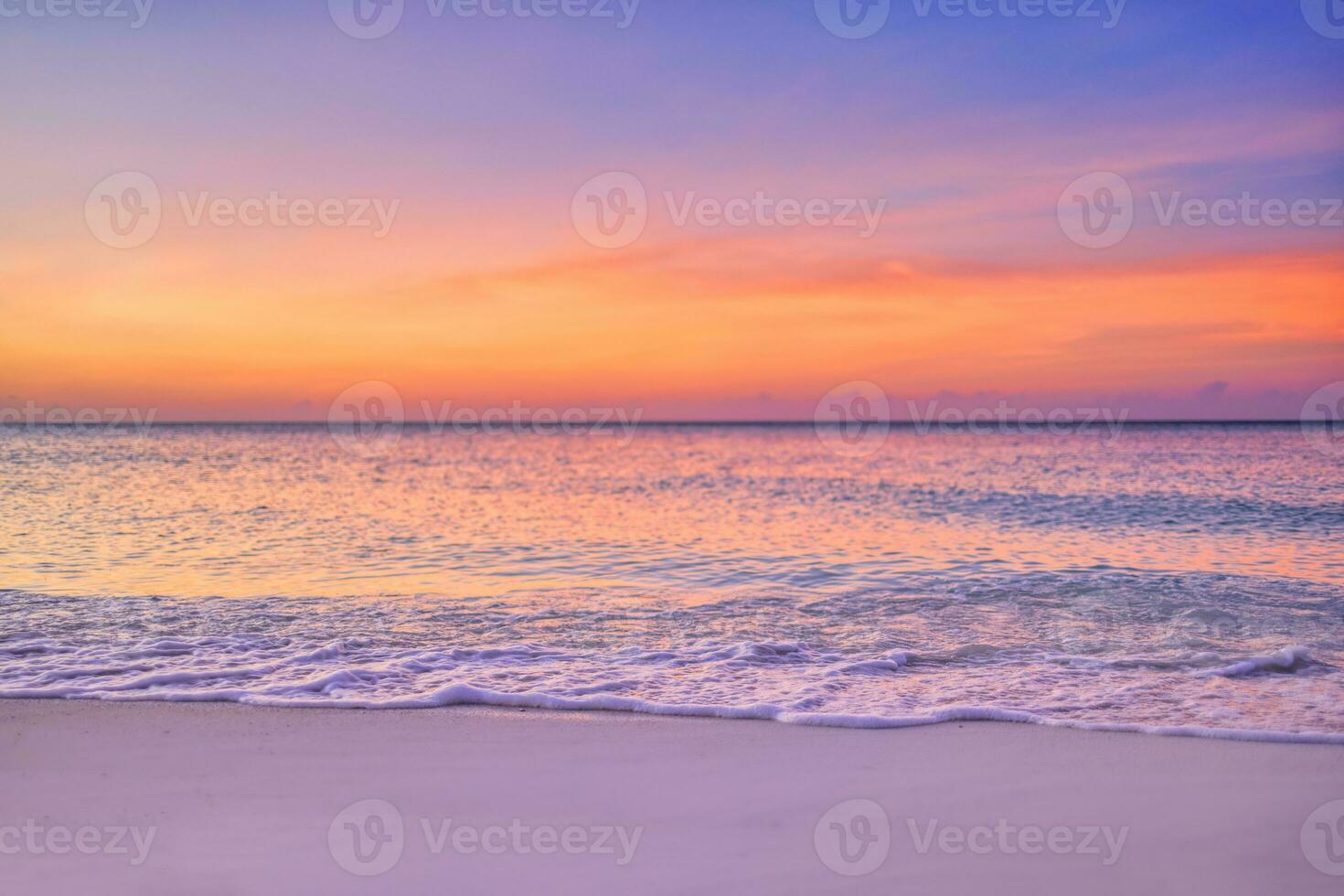 primo piano spiaggia di sabbia di mare. panorama panoramico della spiaggia. ispirare l'orizzonte del paesaggio marino della spiaggia tropicale. tramonto arancione e dorato cielo calma calma rilassante luce solare umore estivo. banner vacanza viaggio vacanza foto