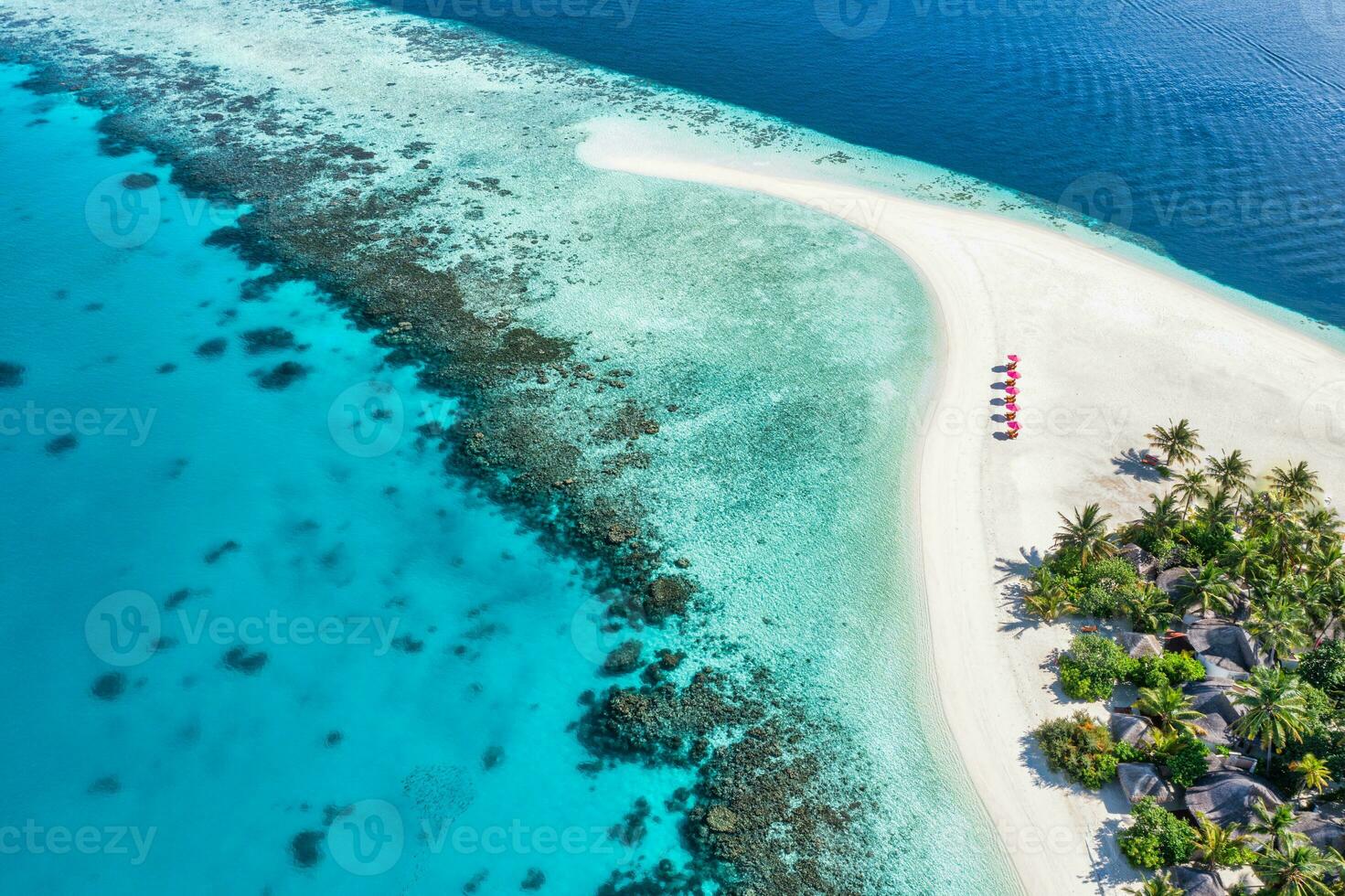 sorprendente tranquillo mare sabbia cielo. ricreativo estate viaggio turismo. aereo paesaggio Visualizza con sedie e ombrelli su Paradiso isola spiaggia, mare. ricorrere vacanza, esotico natura. bellissimo tropici foto