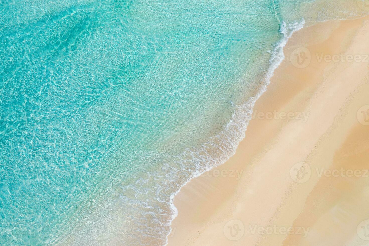 estate mare belle onde, acqua di mare blu in una giornata di sole. vista dall'alto dal drone. vista aerea del mare, incredibile sfondo di natura tropicale. bellissimo mare luminoso con spruzzi di onde e concetto di spiaggia di sabbia foto