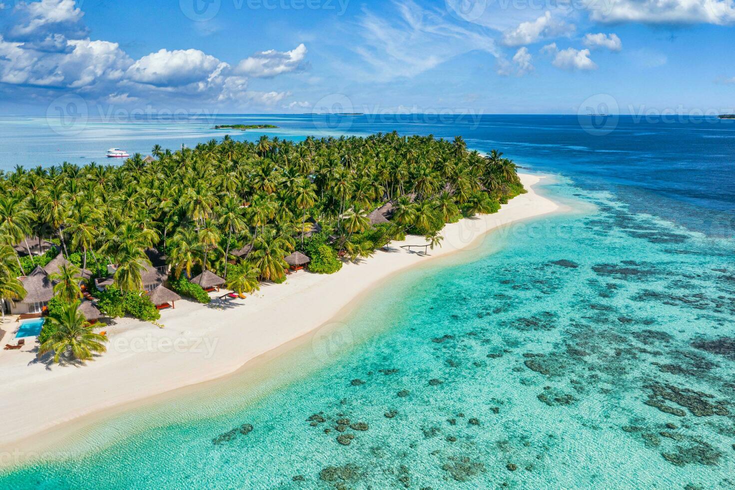 mare spiaggia aereo. lusso estate viaggio vacanza paesaggio. tropicale spiaggia, fuco Visualizza. spiaggia ville bungalow di Hotel ricorrere. Perfetto spiaggia scena vacanza, estate vacanza modello. meraviglioso natura foto