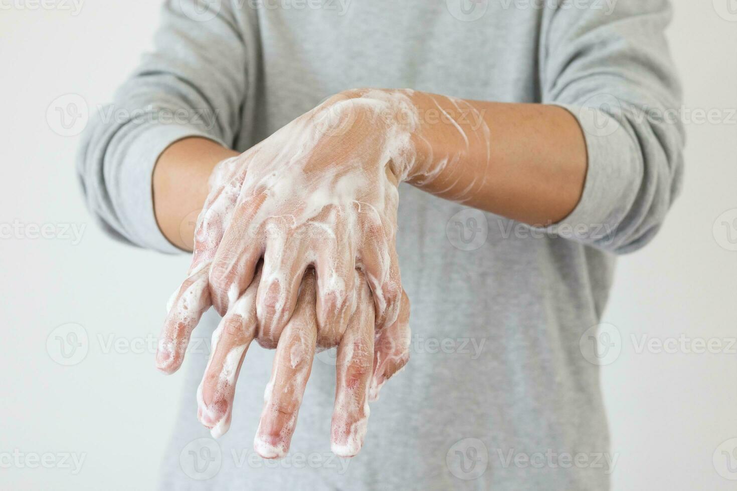 uomo lavare mani con sapone per covid-19 corona virus prevenzione concetto foto
