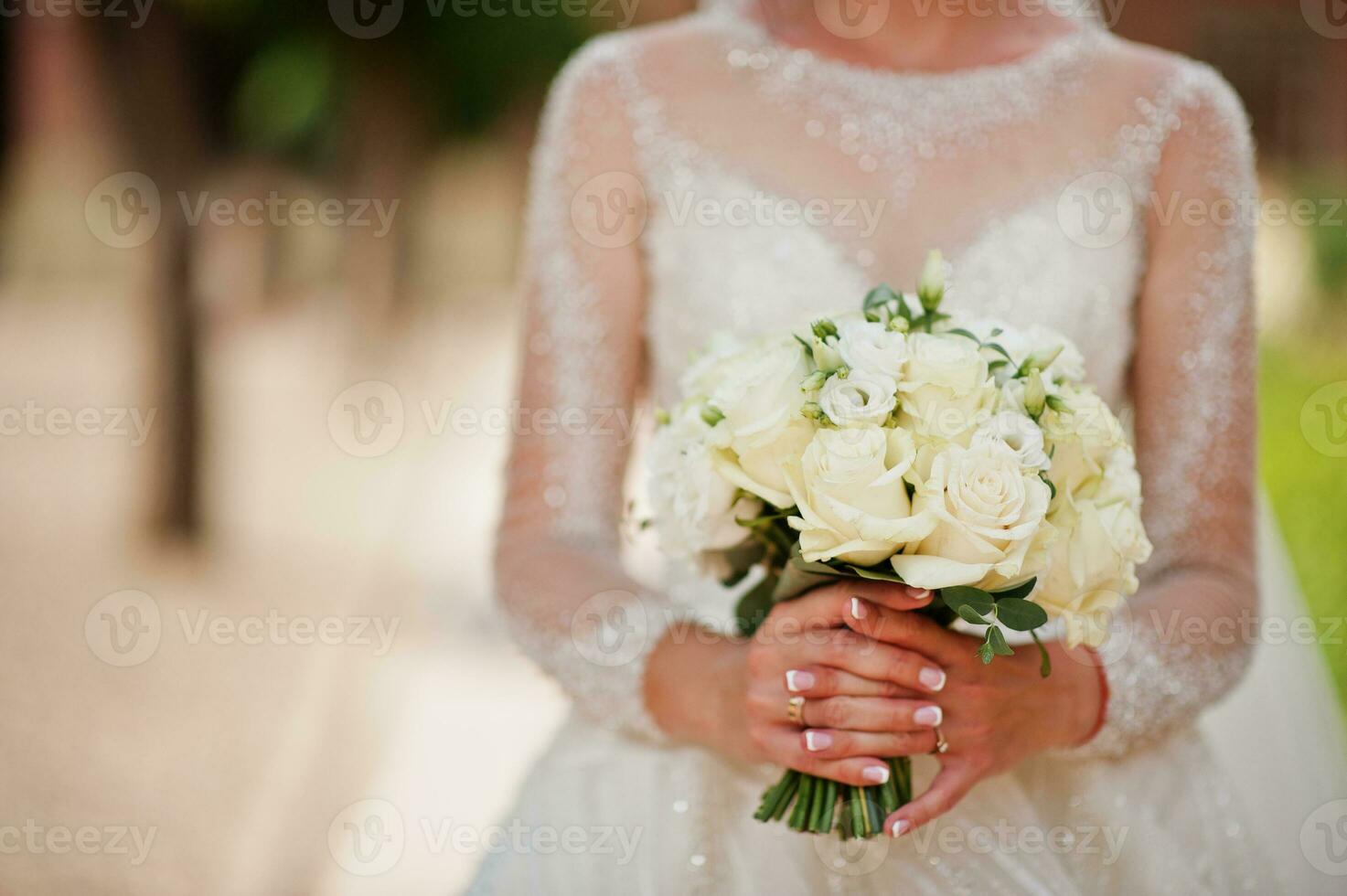 sposa che tiene bel bouquet da sposa tenero. foto