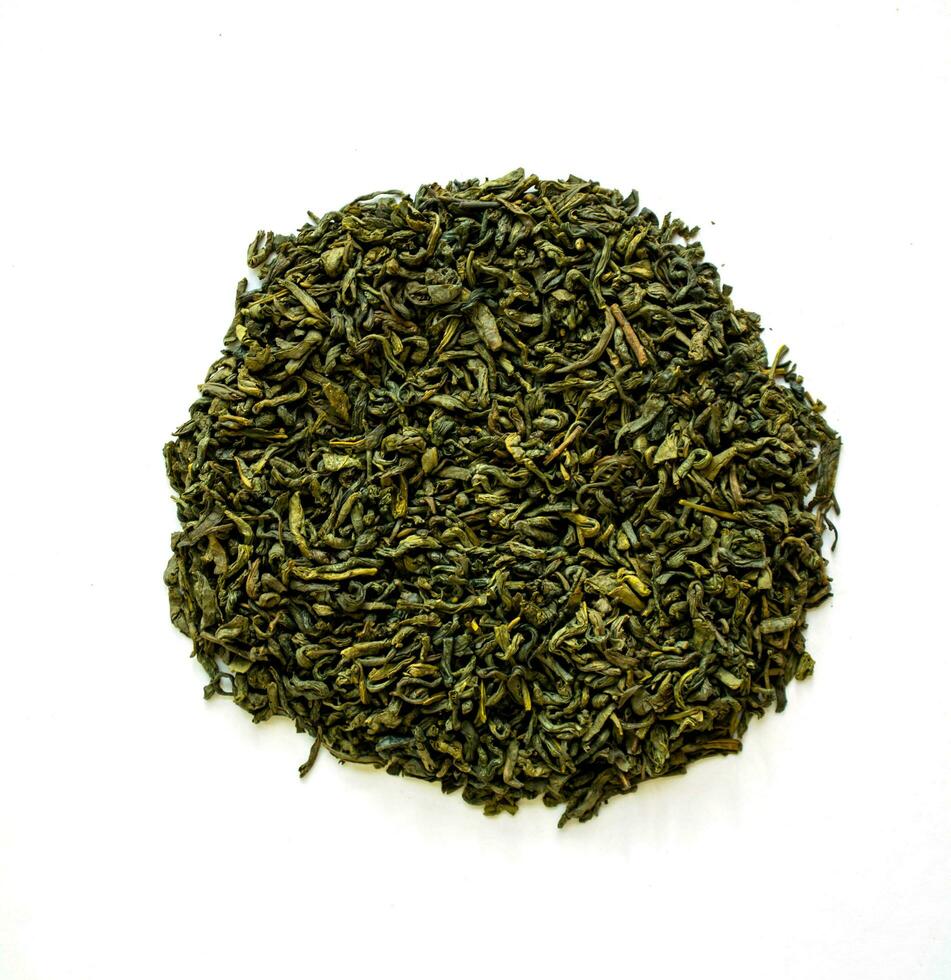 secco verde tè su un' bianca sfondo, avvicinamento foto. foto