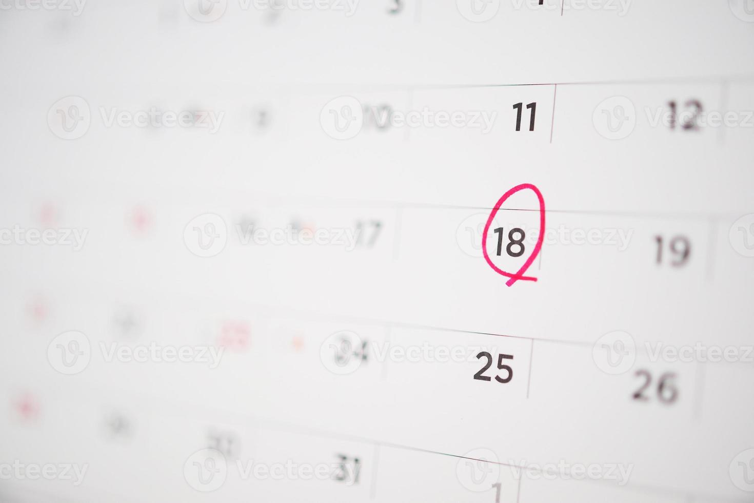 rosso cerchio marchio a 18 ° su calendario Data attività commerciale pianificazione appuntamento incontro concetto foto