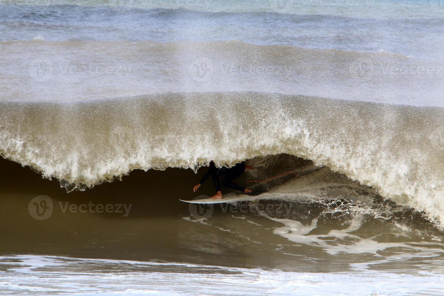 fare surf su alto onde su il mediterraneo mare nel settentrionale Israele. foto