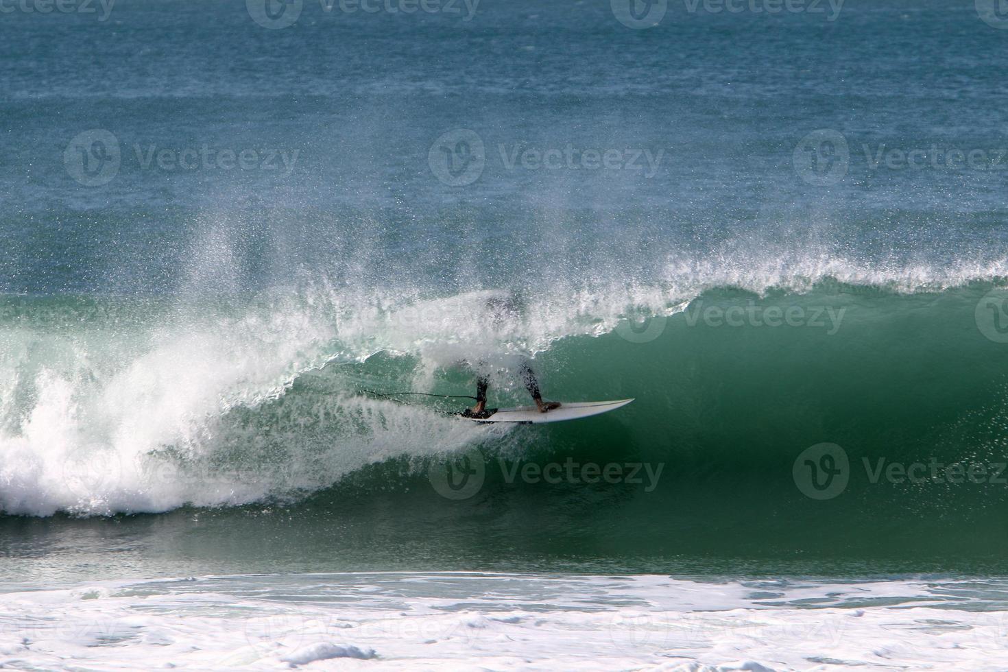 fare surf su alto onde su il mediterraneo mare nel settentrionale Israele. foto